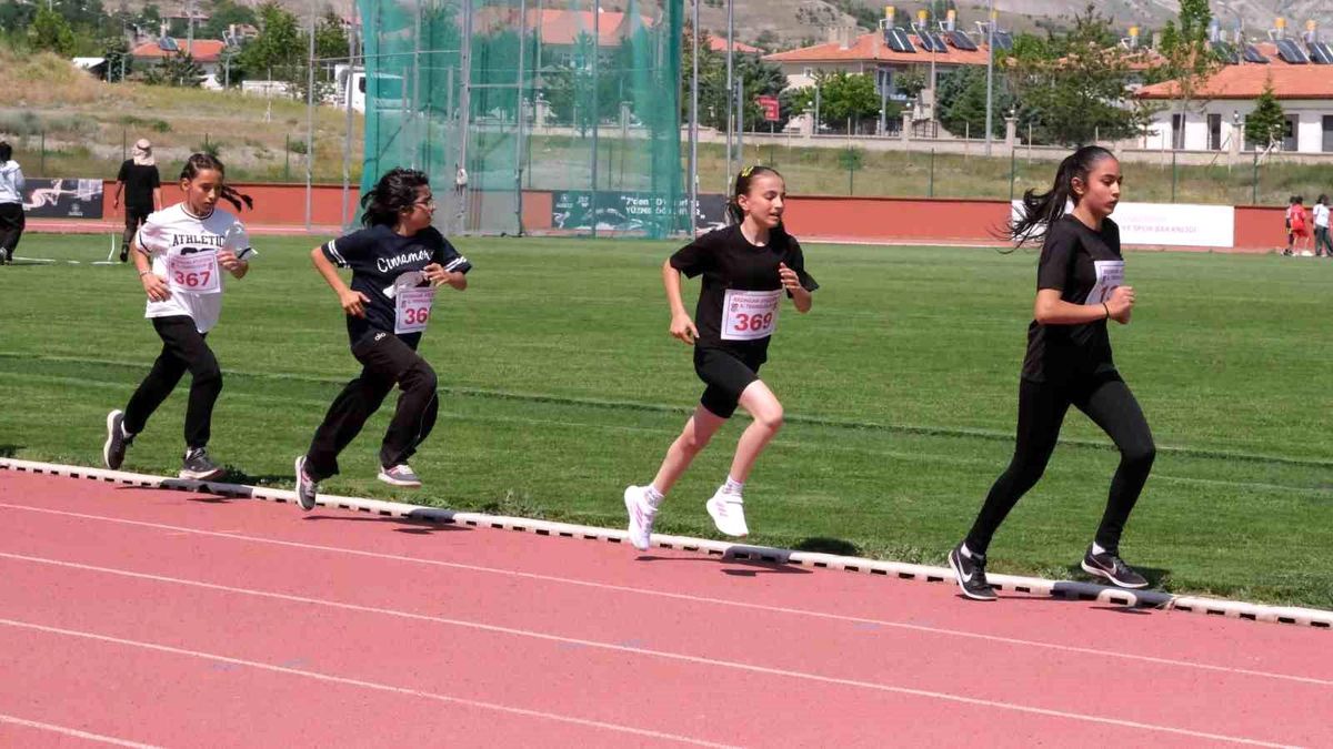 Erzincan'da düzenlenen U14 atletizm seçmelerinden genel bir görüntü.