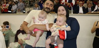Üniversite mezuniyet heyecanını ikiz bebekleriyle yaşadı