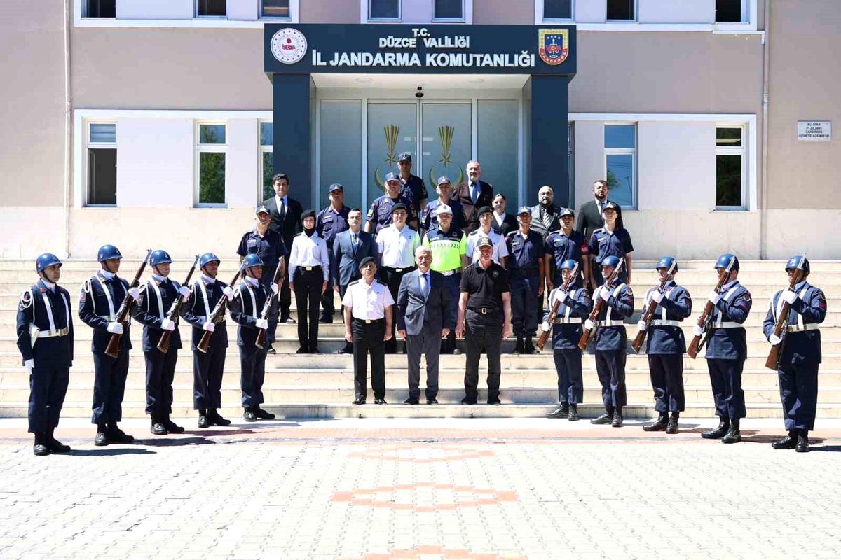 Düzce Valisi Mehmet Makas, İl Jandarma Komutanlığı'nda
