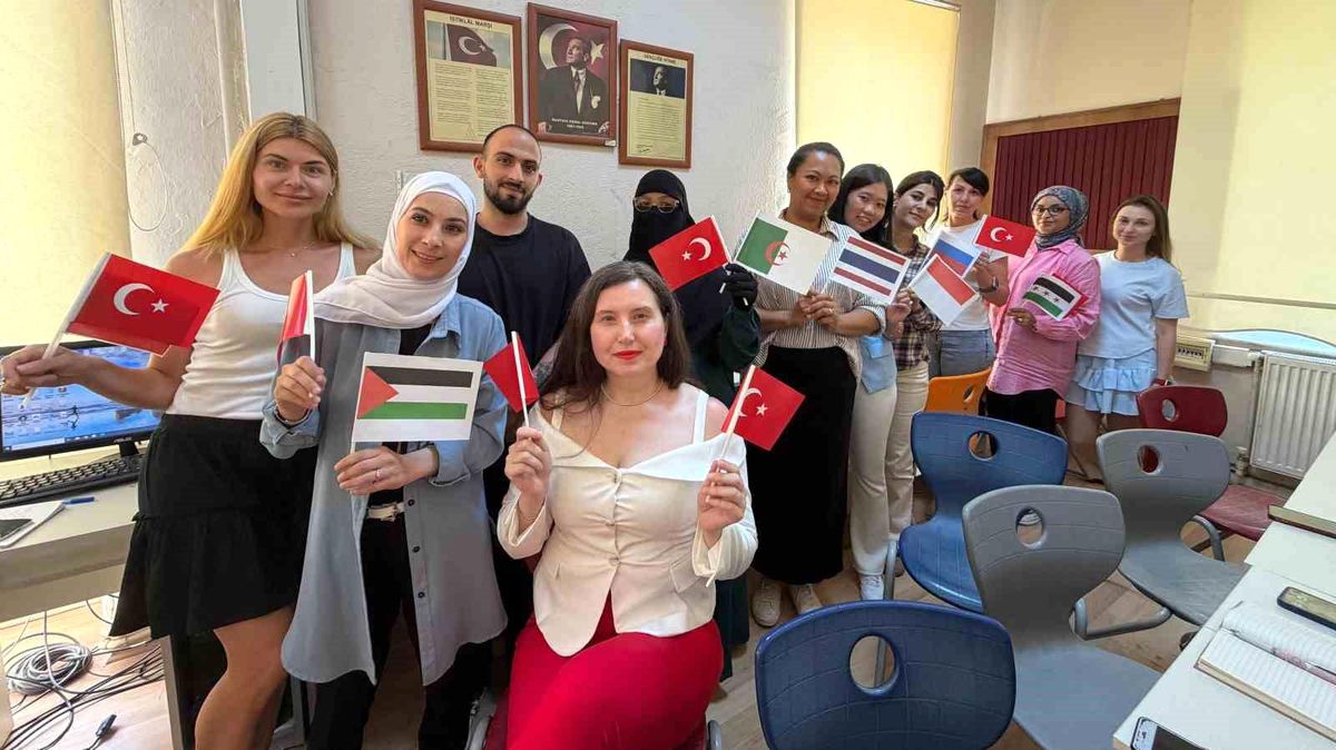 Yabancı gelinler Türkçe öğrenerek hayata uyum sağlıyor