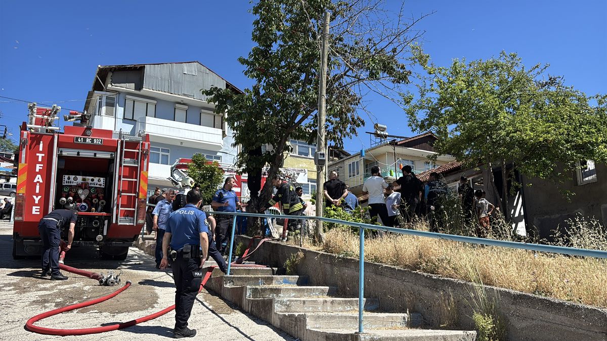 İzmit'te kundaklanan evden yükselen dumanlar