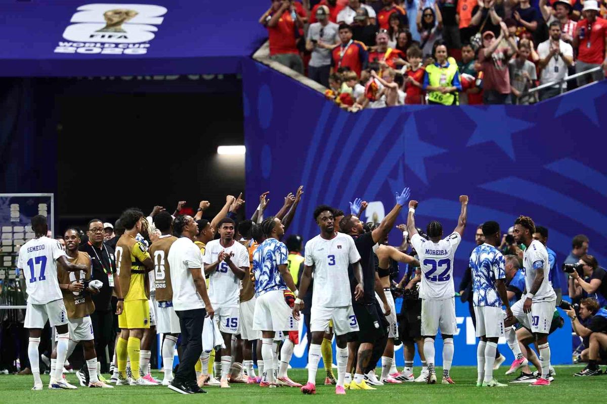 Yeşil Burun Adaları milli futbol takımının oyuncuları Dünya Kupası maçında İspanya'ya karşı mücadele ederken.
