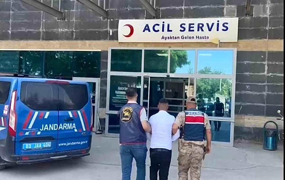 Şanlıurfa'da jandarma ekiplerinin operasyonuyla yakalanan ve hakkında kesinleşmiş hapis cezası bulunan şahsın adliyeye sevk edilmesi.