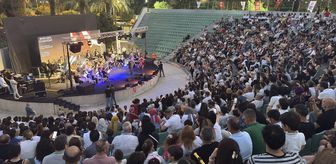 Adana'da öğretmenlerden oluşan 'Maarif Orkestrası' konser verdi