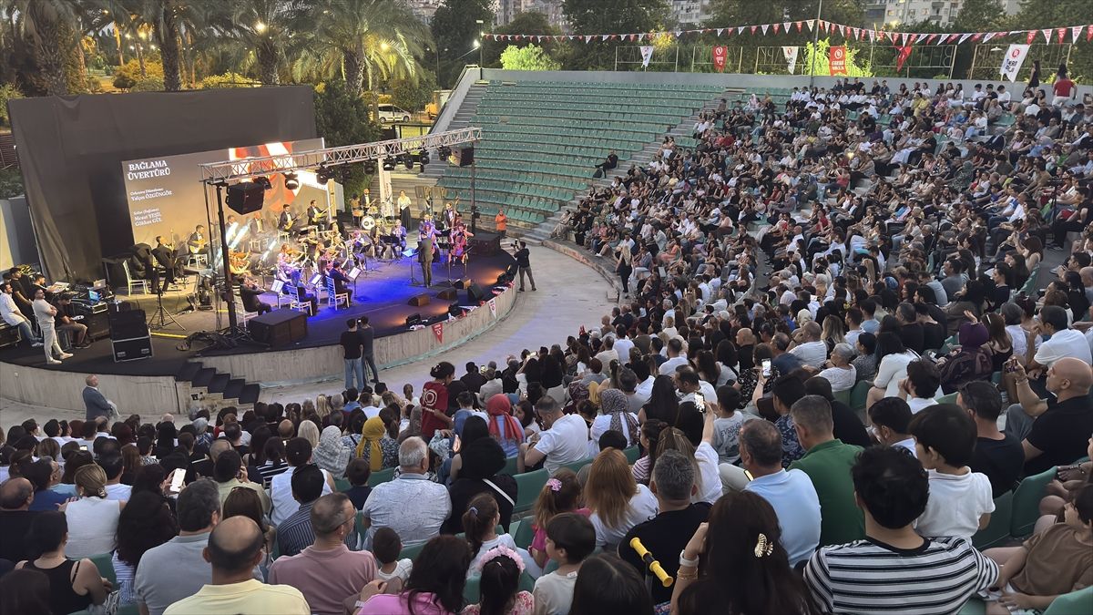 Adana'da öğretmenlerden oluşan 'Maarif Orkestrası' konser verdi