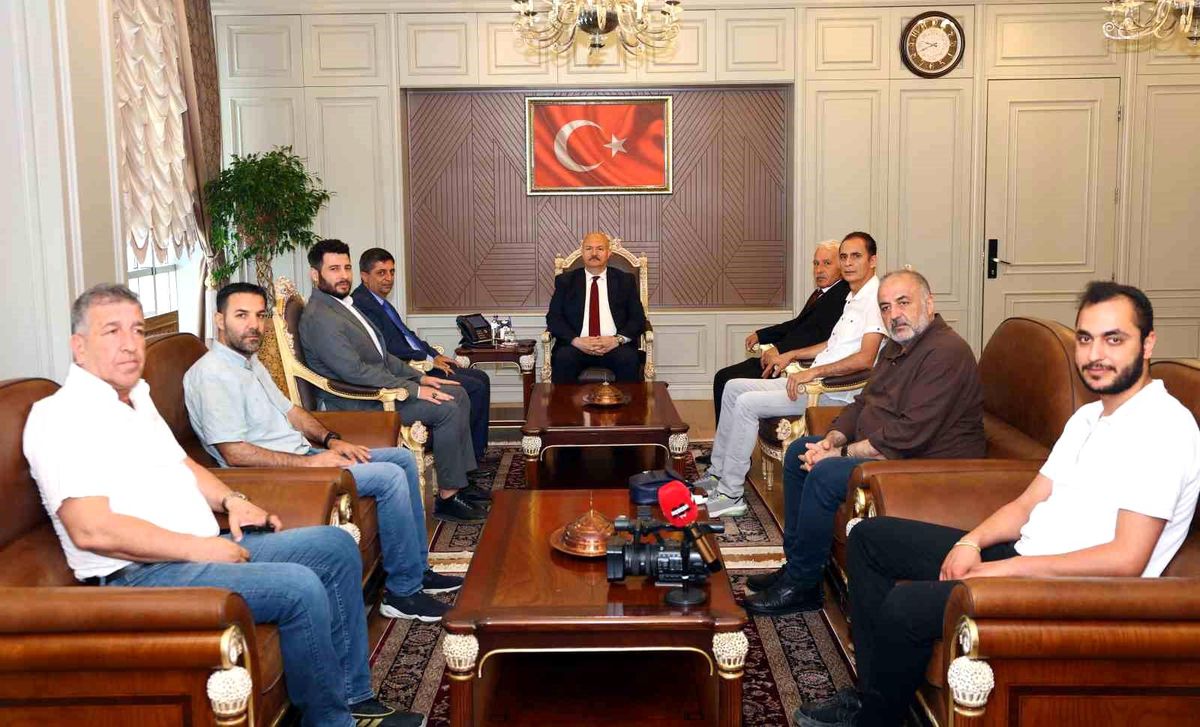 Adıyaman Valisi Abdullah Küçük ve Adıyaman Faal Gazeteciler Cemiyeti yöneticileri Valilik makamında bir araya geldi.