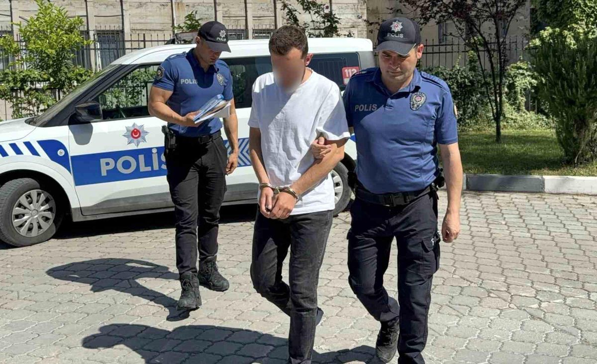 Samsun'da alacak-verecek kavgası sonucu bir kişinin bıçakla yaralandığı olaya ilişkin adliyeye sevk edilen zanlıların görüntüsü.