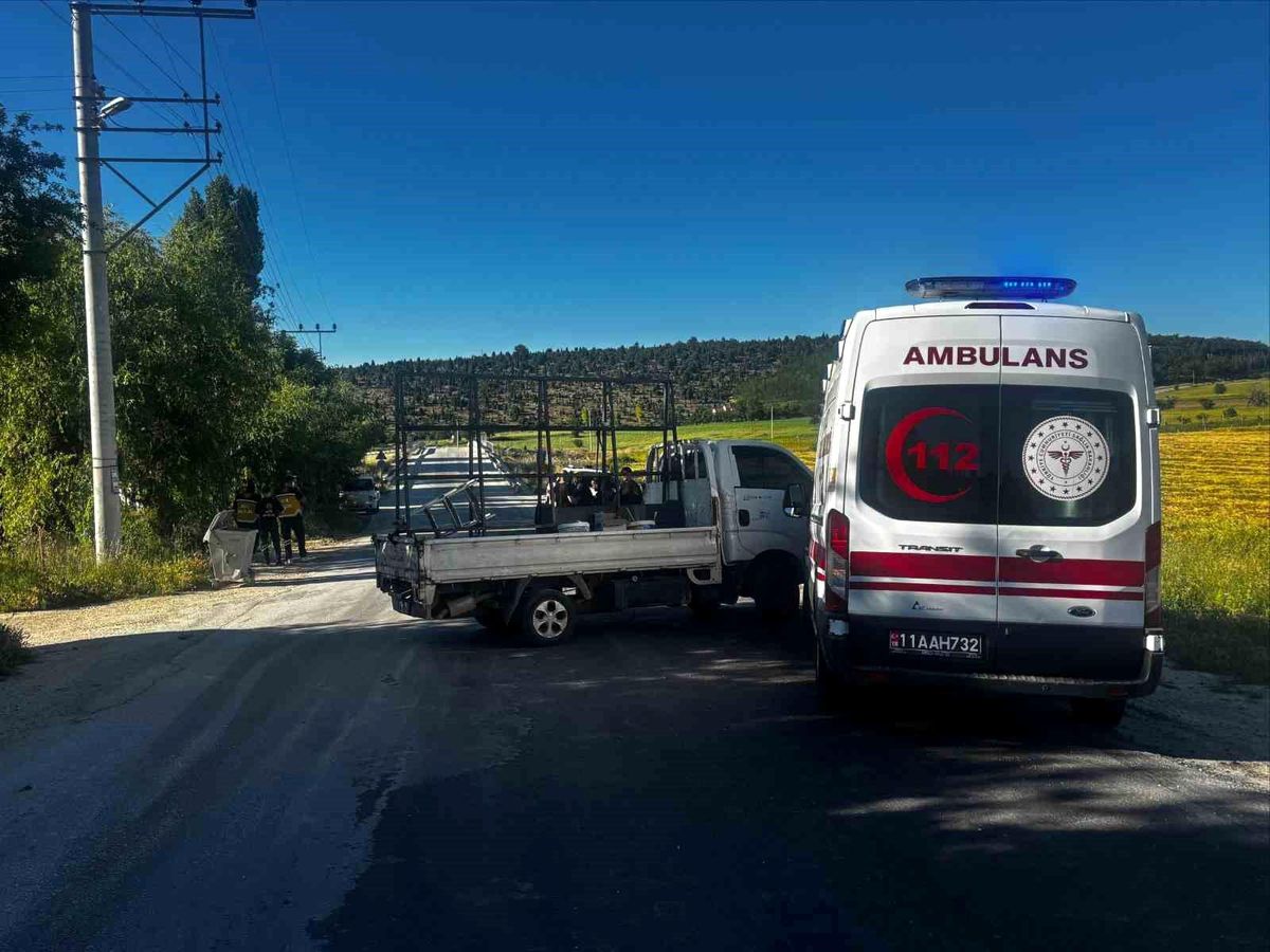 Ambulans ile kamyonetin çarpıştığı kaza korkuttu