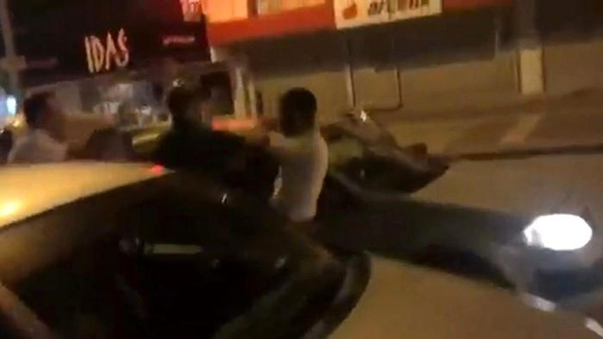 Etimesgut'ta iki otomobil sürücüsünün karıştığı yumruklu kavga anı.
