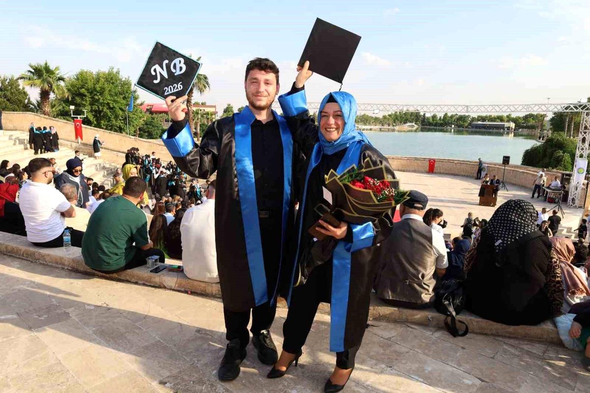 Anne ile oğlu aynı sıradan mezun oldu