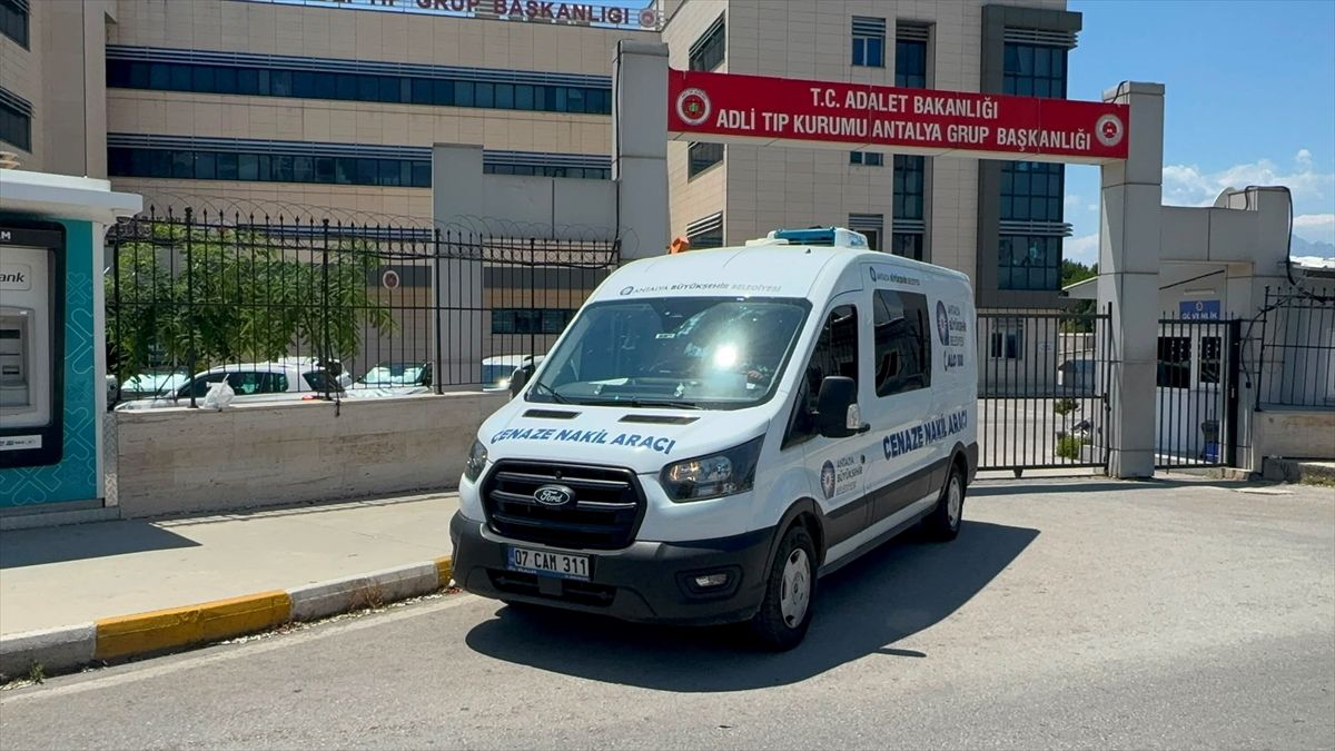Antalya'da bariyere çarpan motosikletin sürücüsü hayatını kaybetti