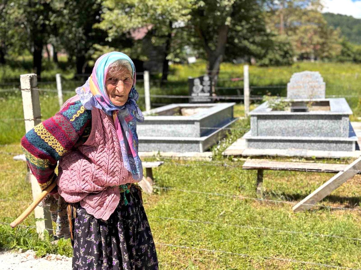 Ayağında kara lastik, elinde baston: Eşi ve oğlunun mezarından ayrılmıyor