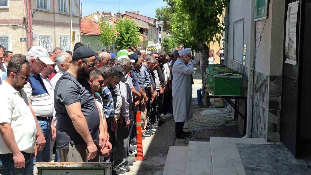 Ayşe teyze aracın altında kaldığı sokaktan son yolculuğuna uğurlandı