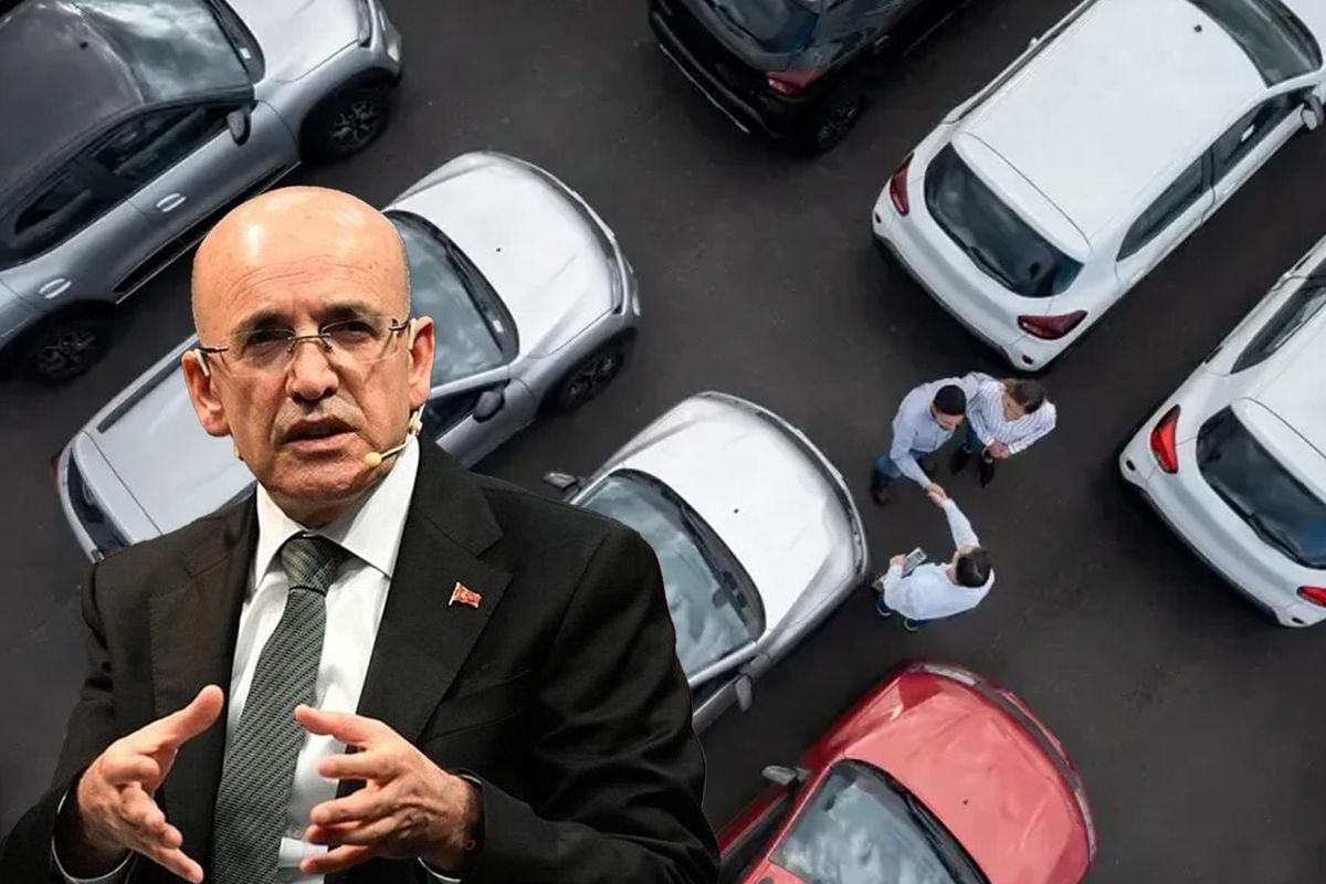 Hazine ve Maliye Bakanlığı binası önünde otomobil anahtarı tutan bir el