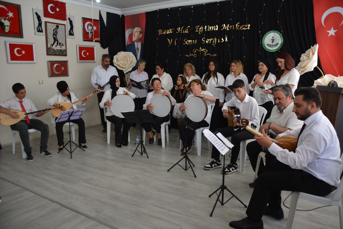 Banaz'da halk eğitimi merkezinin yıl sonu sergisi açıldı