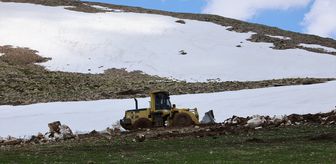 Bayburt'ta haziranda karla mücadele sürüyor