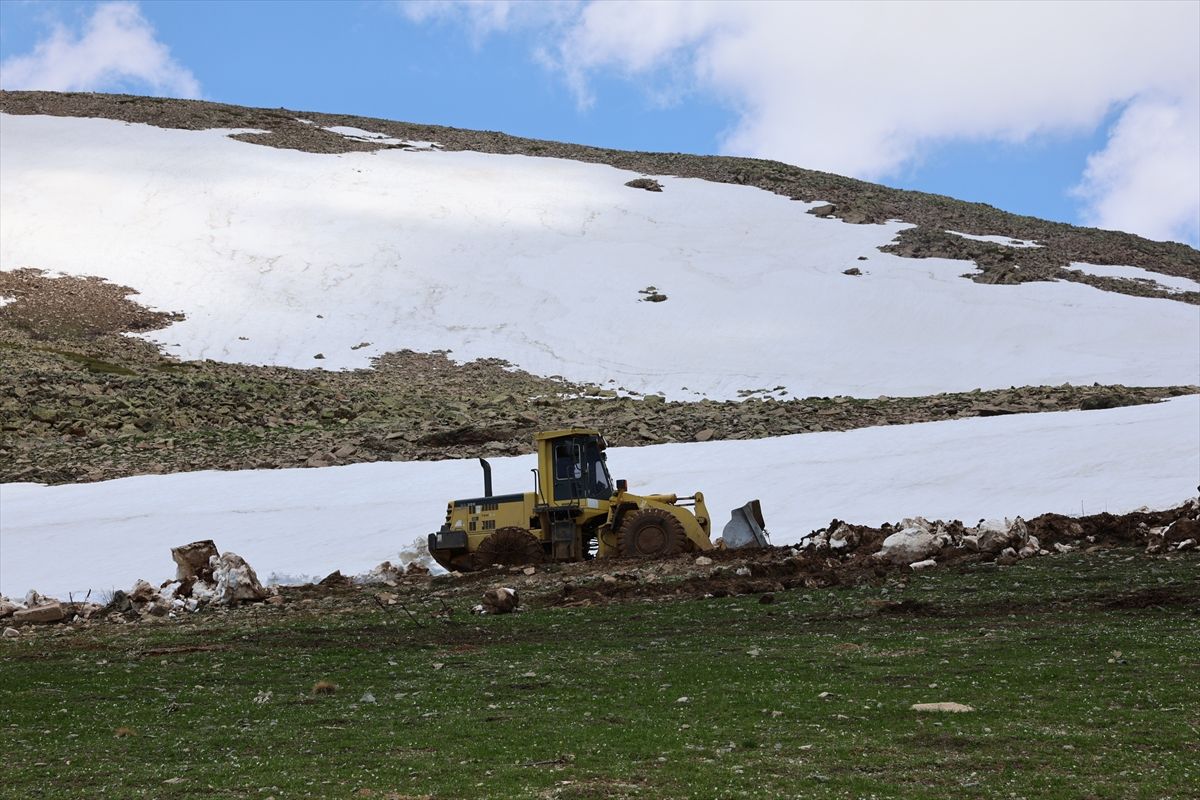 Bayburt'ta haziranda karla mücadele sürüyor