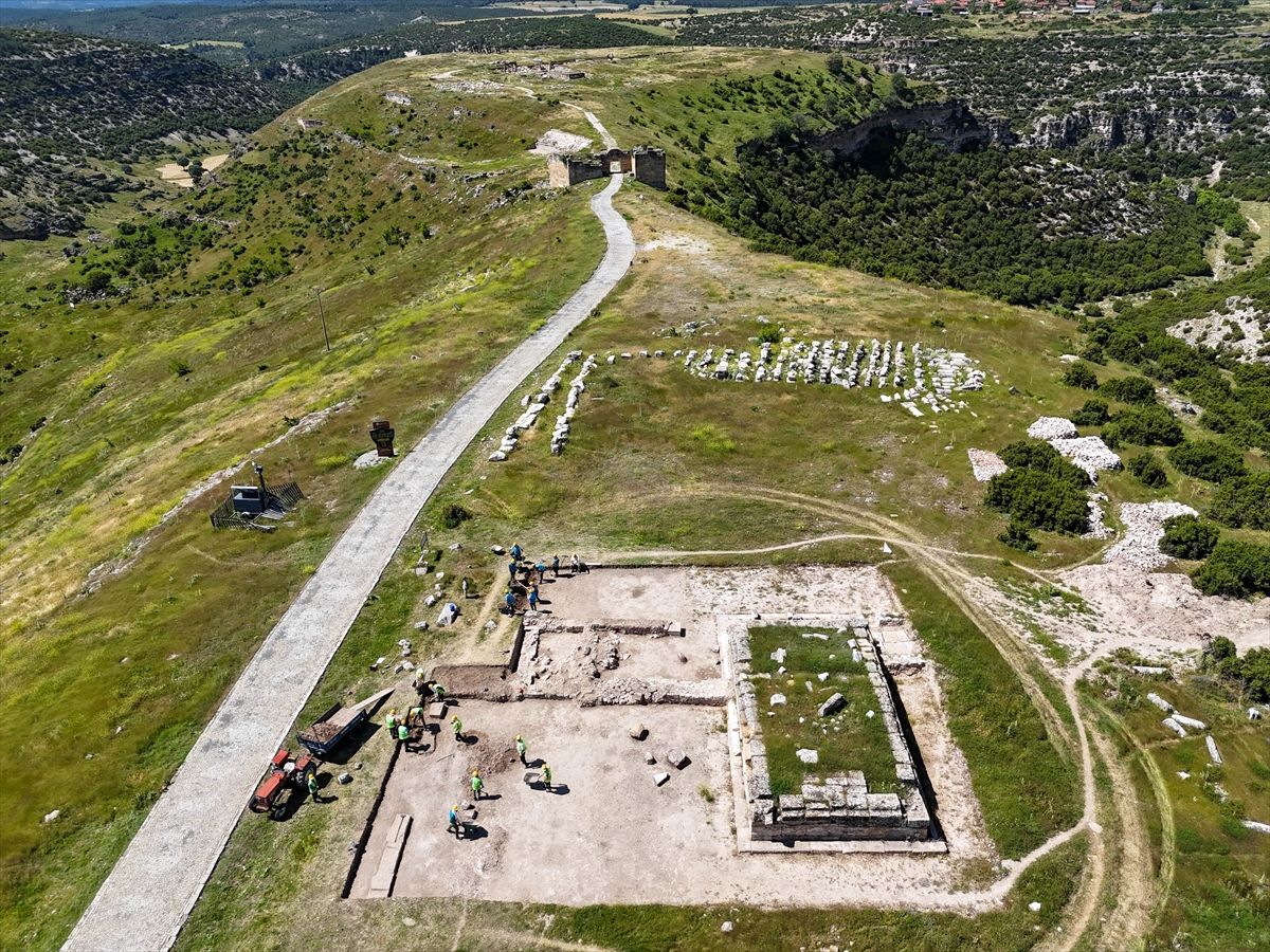 Blaundos'ta rahiplerin kutsal alanı gün yüzüne çıkarılıyor