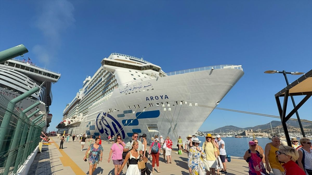 Bodrum'a iki kruvaziyerle 4 bin 625 turist geldi