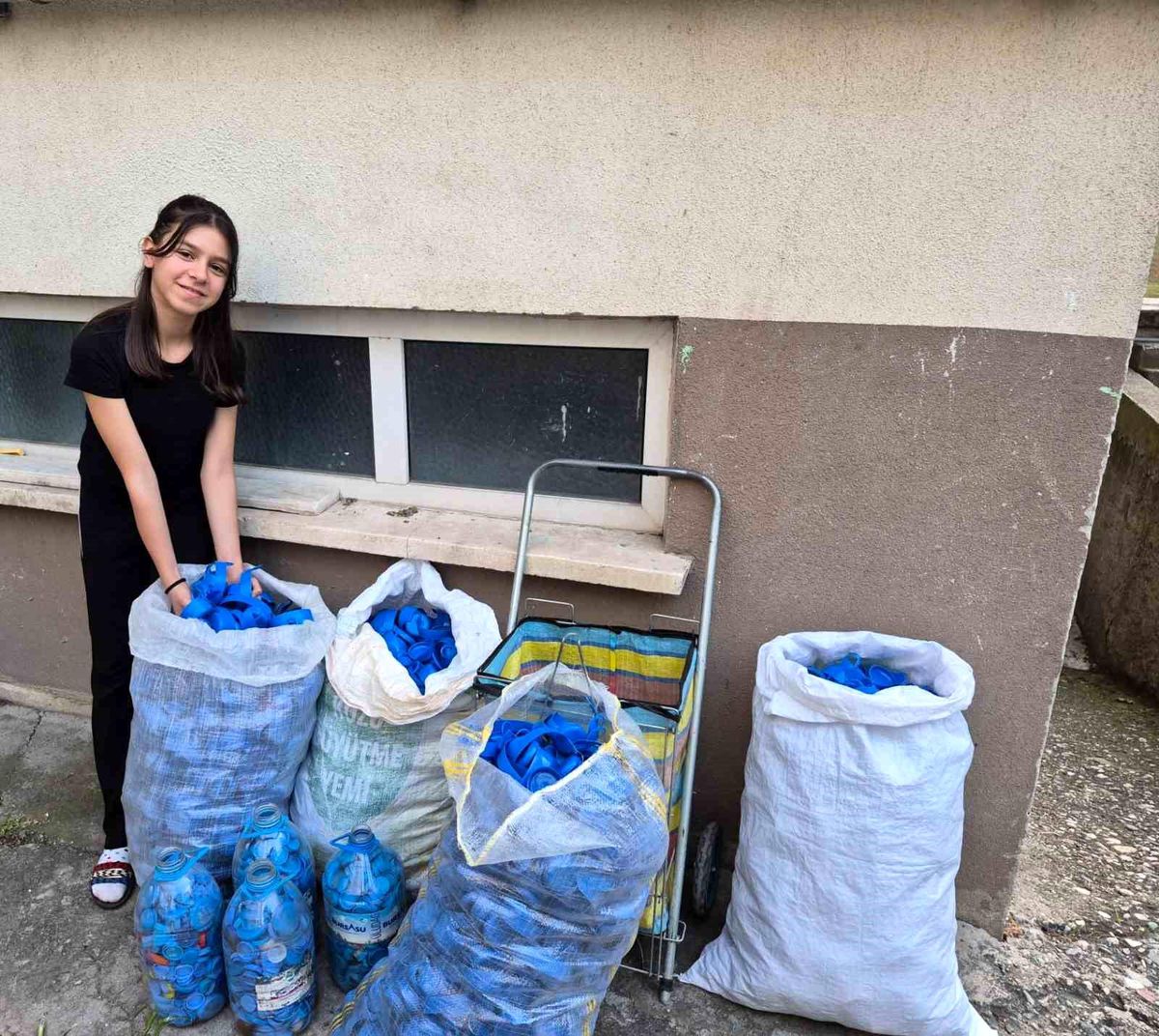 Boyu kadar mavi kapağı depremzedeler için topladı