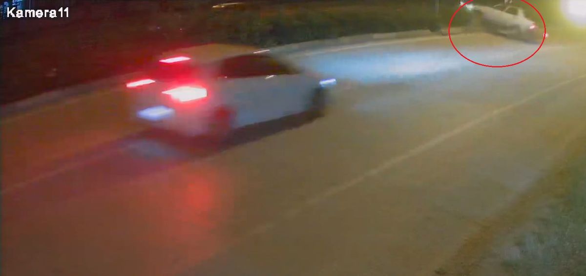 İnegöl'de takla atmış otomobil ve çevresindeki kalabalık.
