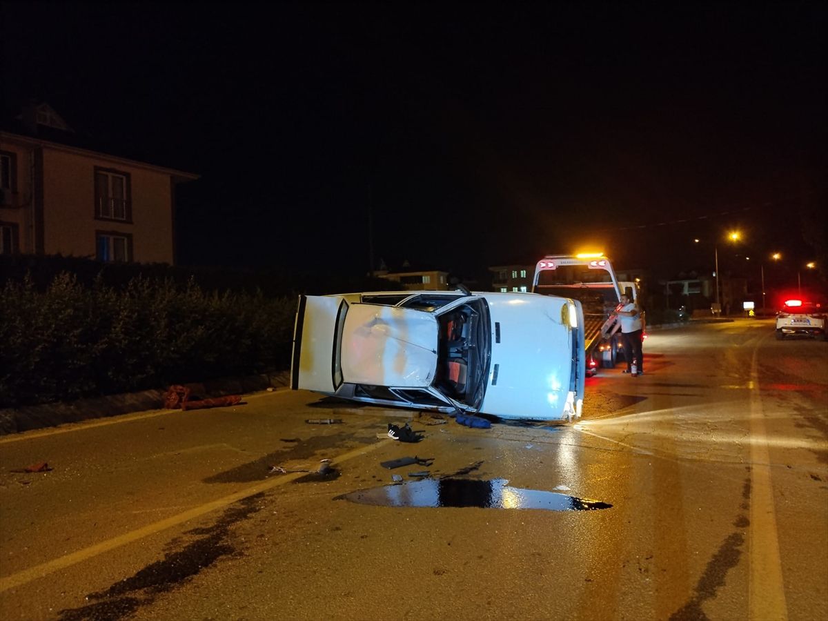 Bursa'da takla atan otomobilin sürücüsü yaralandı