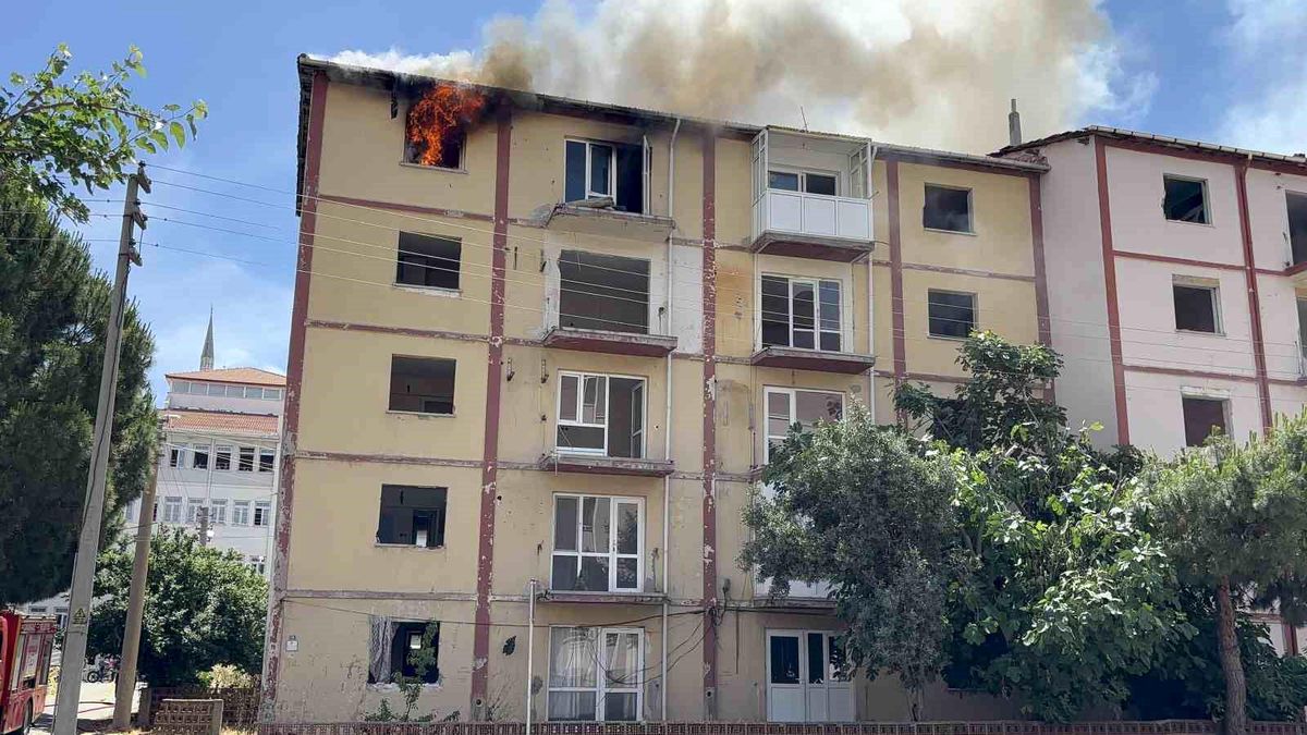 Çanakkale'de terk edilmiş bir apartmanın 5. katında çıkan yangına itfaiye ekipleri müdahale ediyor.