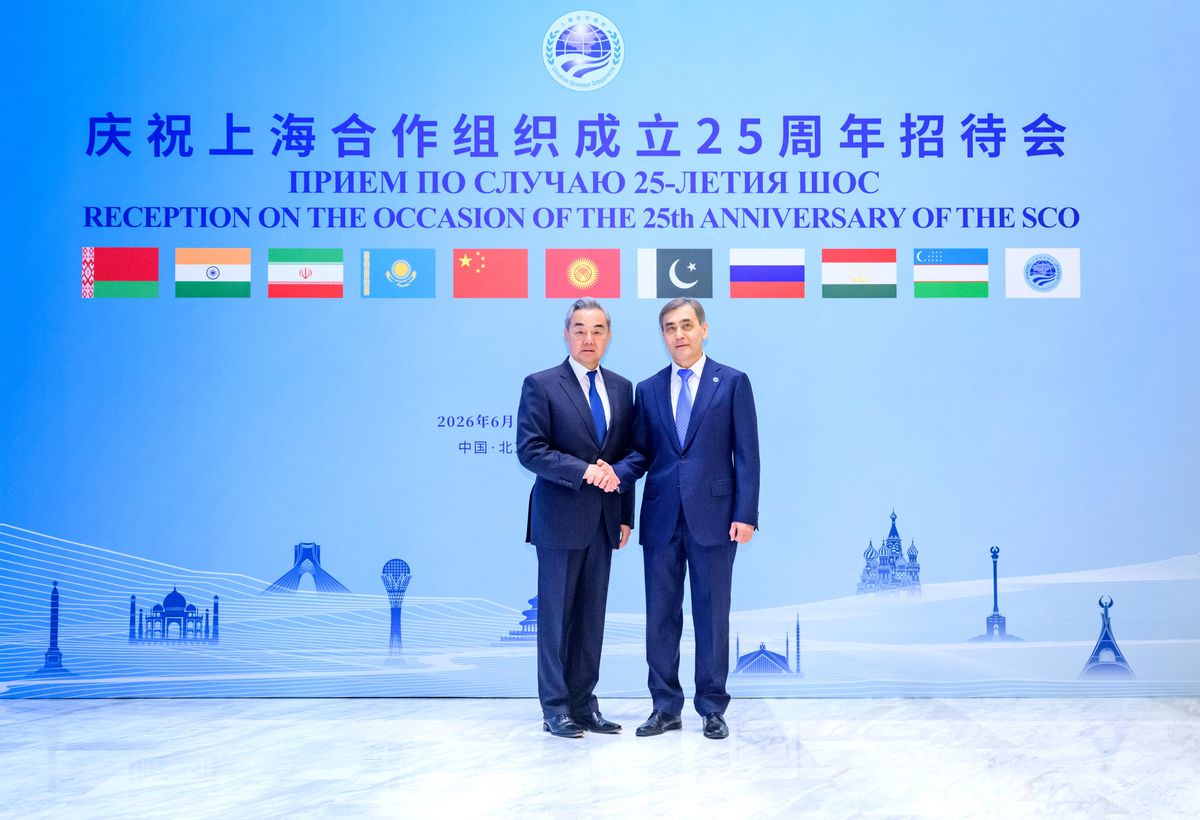 Çin Dışişleri Bakanı Wang Yi konuşma yaparken
