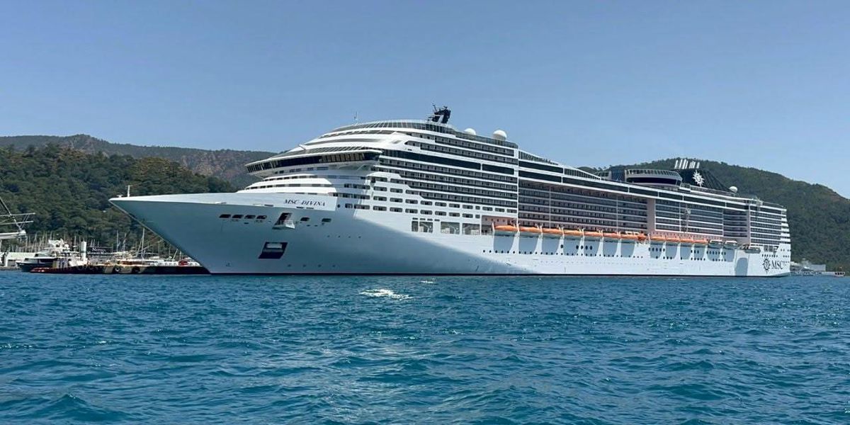 Dev yolcu gemisi 5 bin yolcusu ile Marmaris'e demir attı