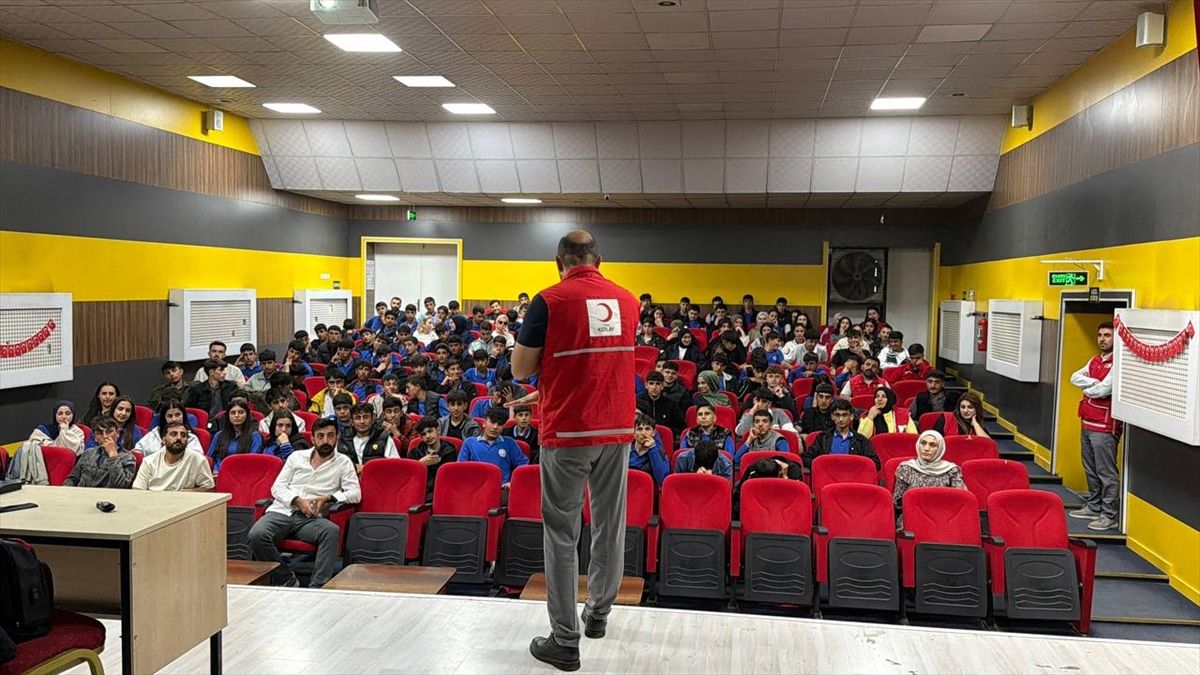 Doğubayazıt'ta öğretmen ve öğrencilere ilk yardım semineri verildi