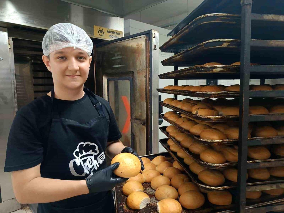 Edirne'de geleceğin fırın ustaları yetişiyor: Liseliler hem üretiyor hem de kazanıyorlar