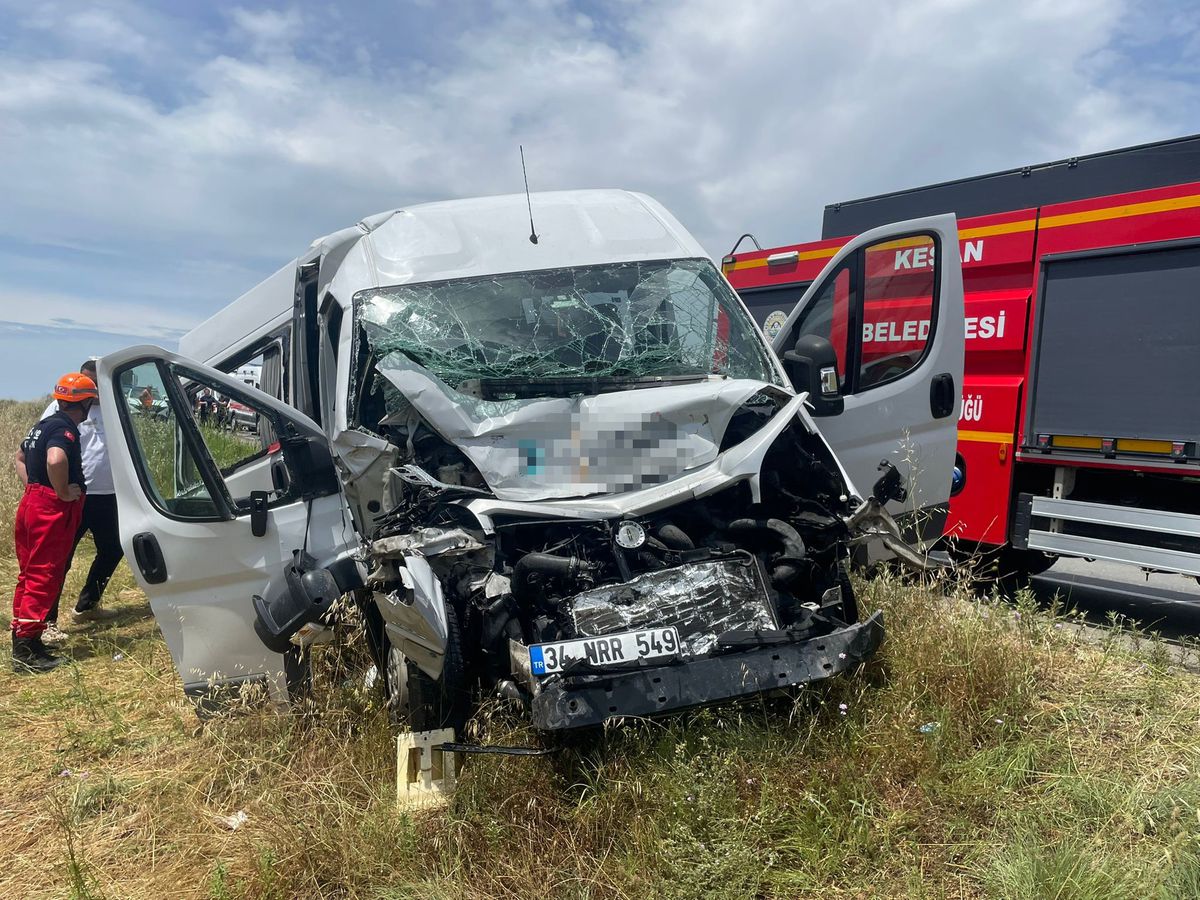 Keşan'da servis minibüsü ile tankerin karıştığı kazada yaralılar ambulansla hastaneye taşınıyor.