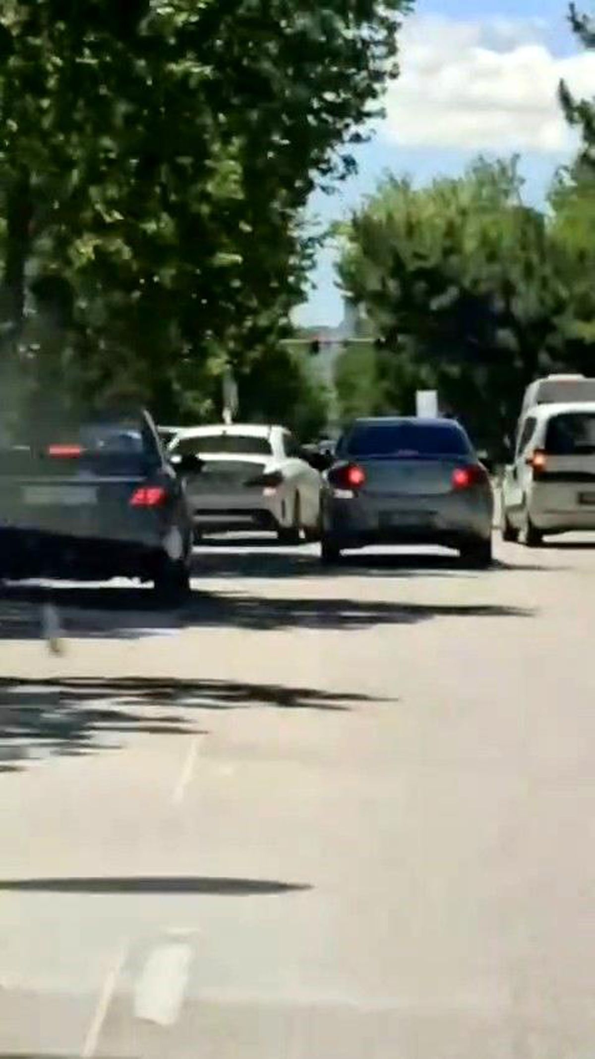 Elazığ'da peş peşe makas atan sürücü kameraya yansıdı