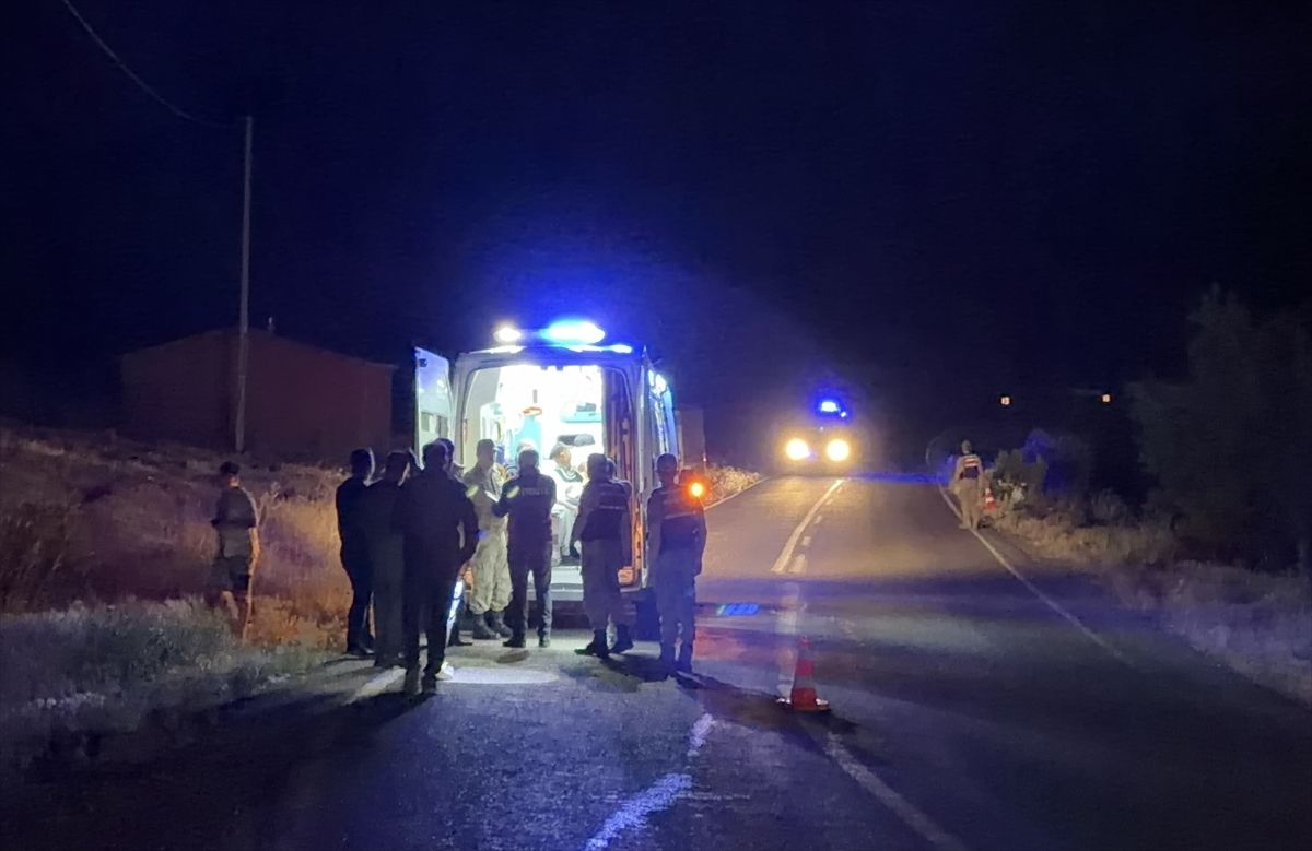 Elazığ'da şarampole devrilen yabancı plakalı SUV'dan görüntü.