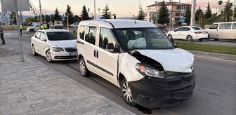 Erzurum'da hafif ticari araçla otomobilin çarpıştığı kazada 3 kişi yaralandı