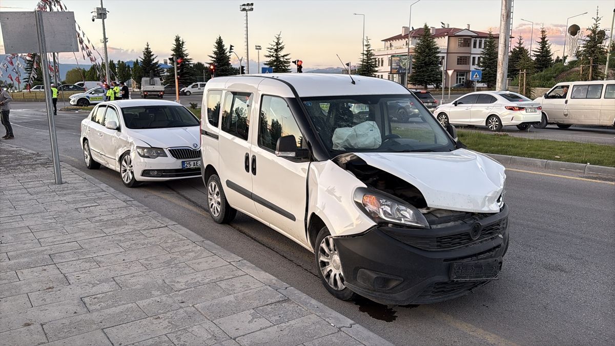 Erzurum'da hafif ticari araçla otomobilin çarpıştığı kazada 3 kişi yaralandı