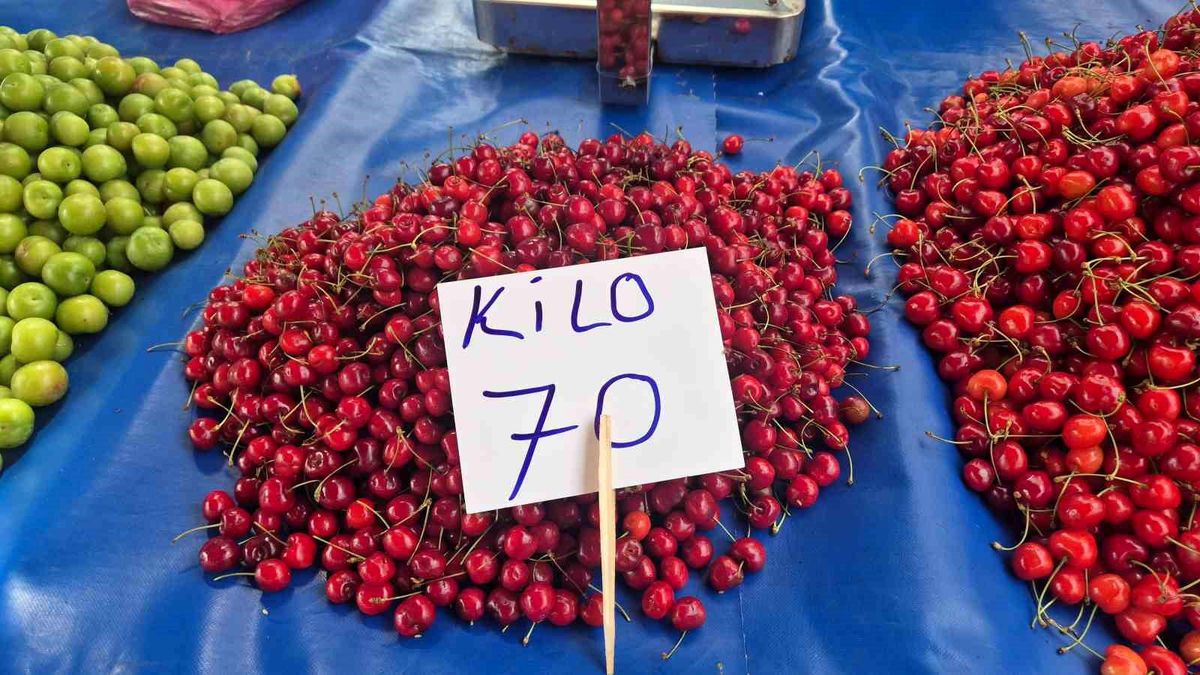 Tekirdağ'da semt pazarında satılan kirazlar