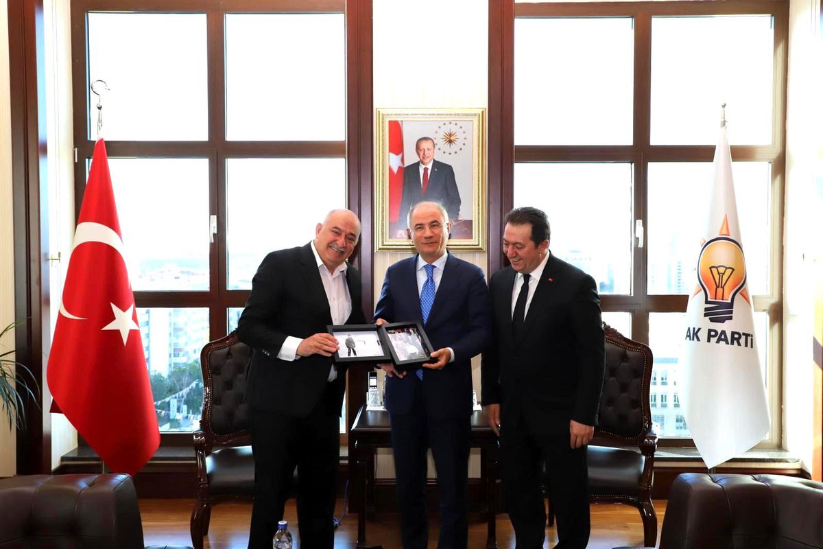 Gazeteci Cem Bakırcı, AK Parti Genel Başkanvekili Efkan Ala'ya fotoğraf hediye ediyor.