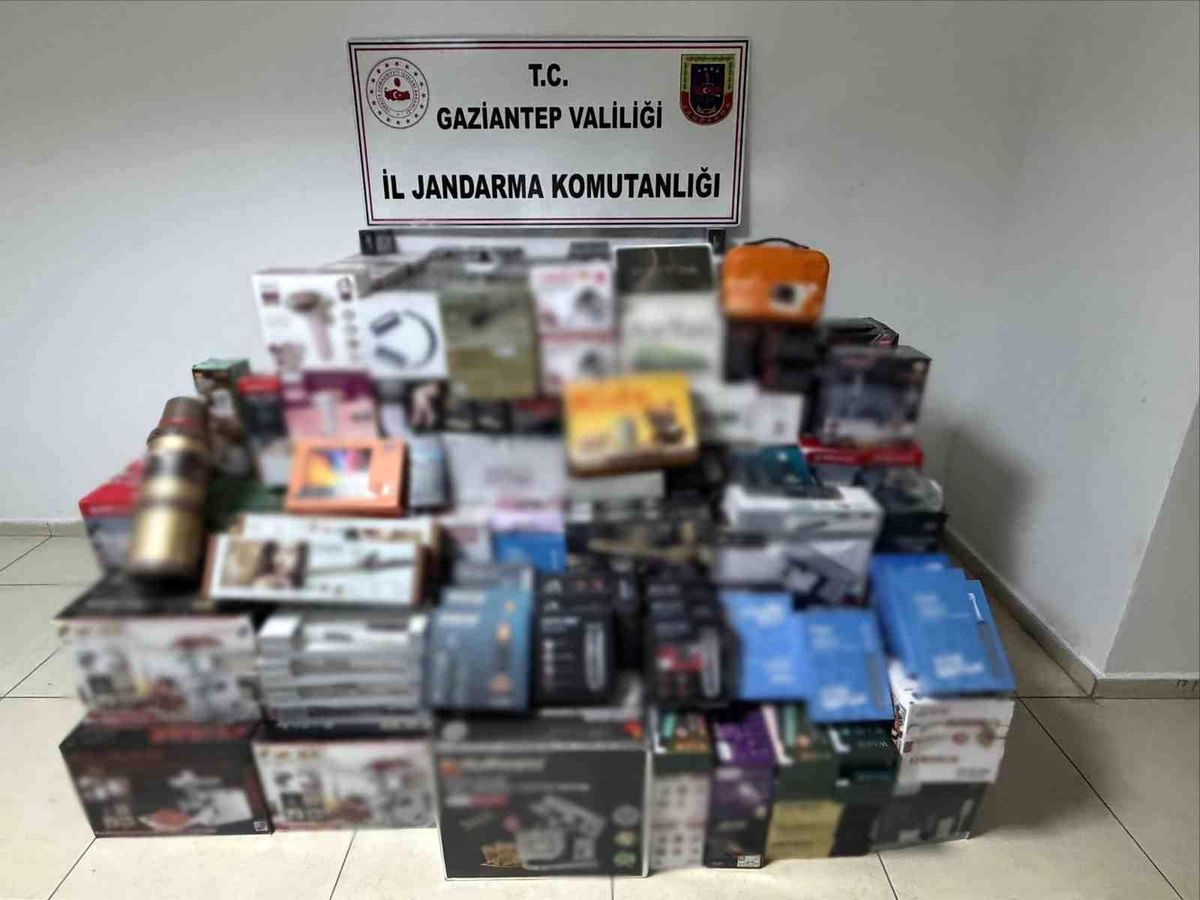 Gaziantep'te 2 iş yerine kaçakçılık operasyonu: 2 milyon 100 bin TL değerinde eşya ele geçirildi