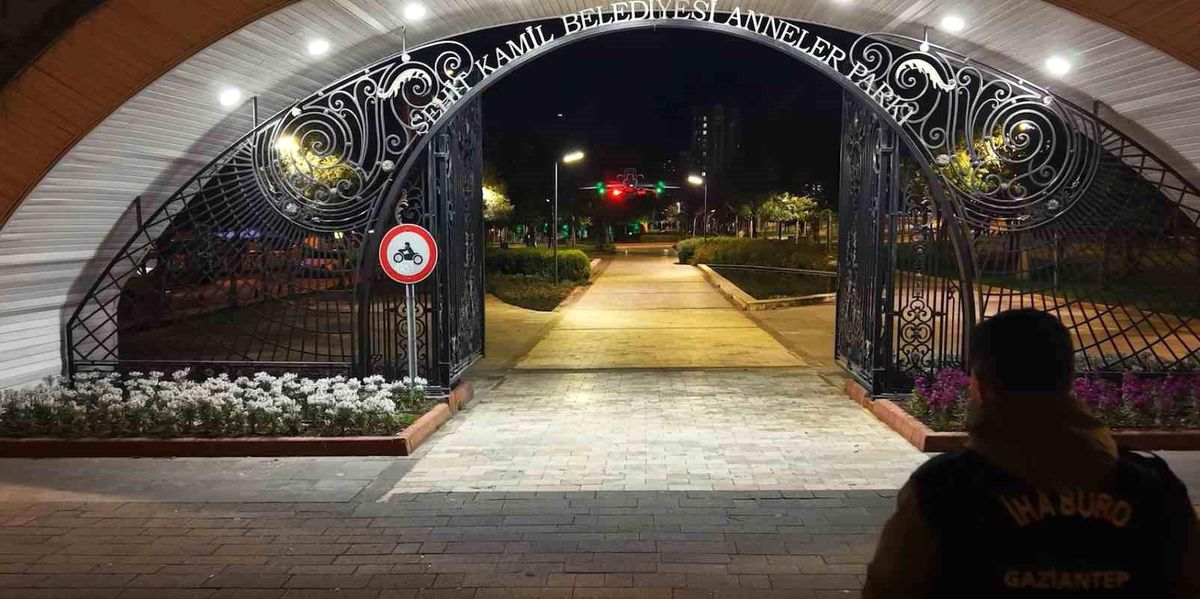 Gaziantep'te trafik denetimi yapan polis ekipleri ve park cezası kesilen araçlar.