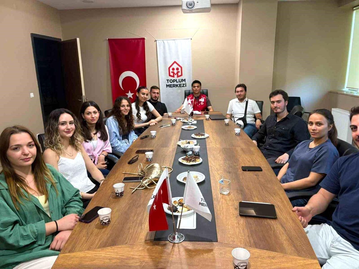 Zonguldak Genç Kızılay İl Başkanlığı'nda görev teslimi sırasında çekilmiş bir fotoğraf.
