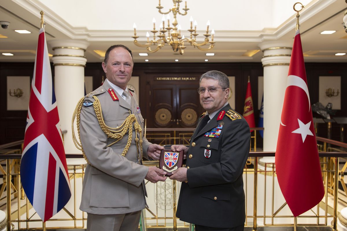 Genelkurmay Başkanı Orgeneral Selçuk Bayraktaroğlu ve Birleşik Krallık Kara Kuvvetleri Komutanı Orgeneral Sir Roland Walker'ın tokalaşırken çekilmiş fotoğrafı.