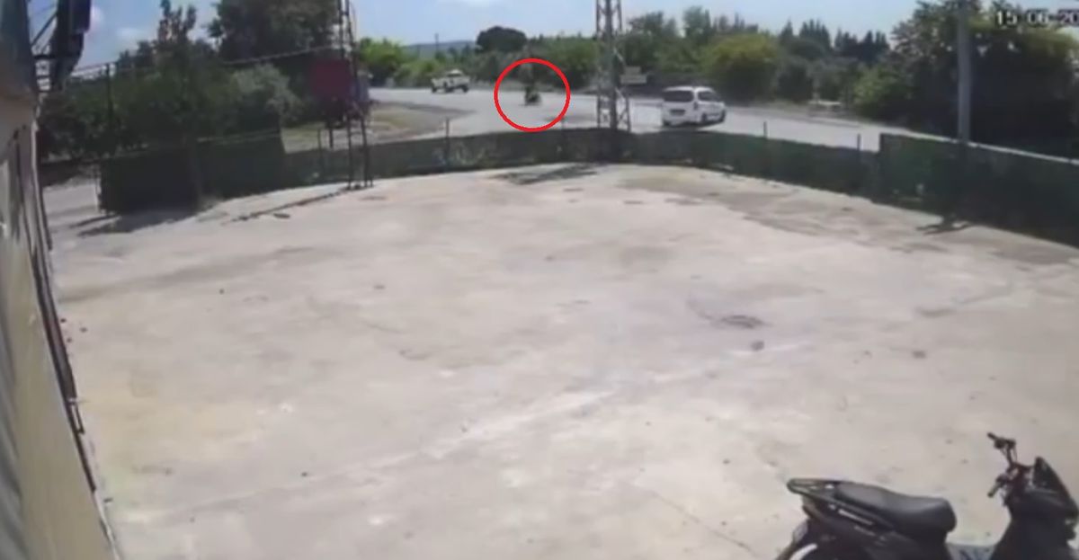 Hafif ticari araç ile motosiklet çarpıştı; 2 yaralı, kaza kamerada