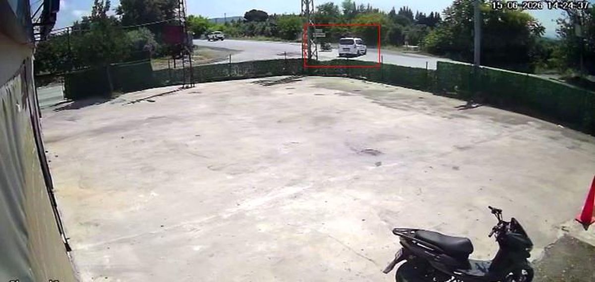 Hafif ticari araca ok gibi saplanan motosikletteki 2 kişi metrelerce havaya uçtu