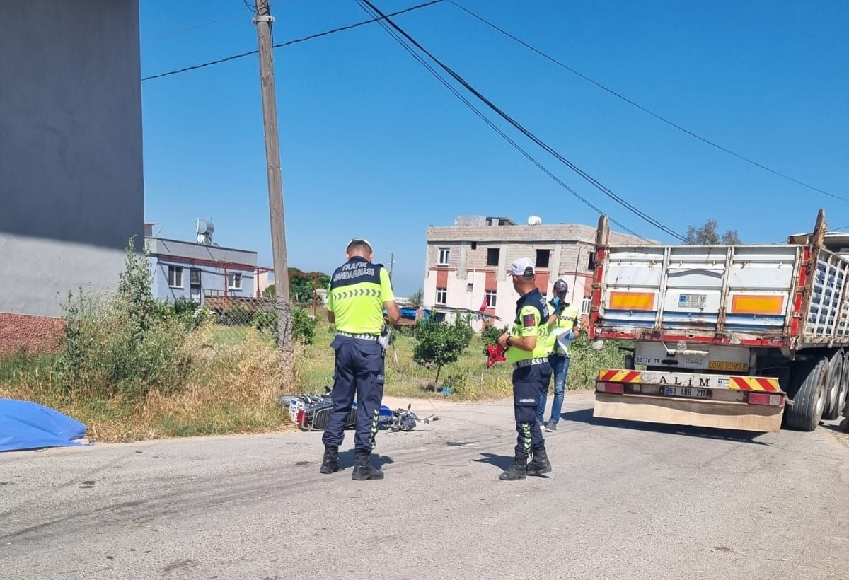 Tarsus'ta kamyonla motosikletin çarpıştığı kaza yerinden genel bir görünüm.