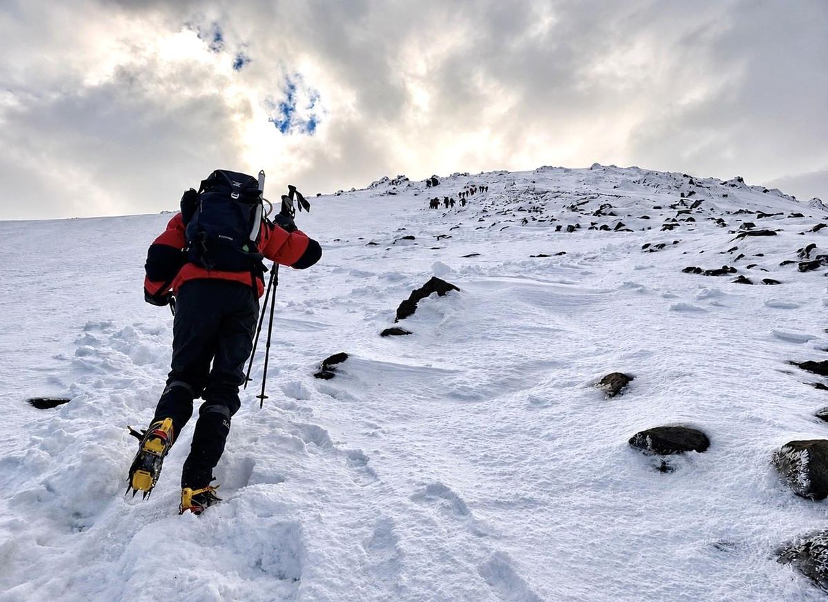 Kar ve tipiye rağmen Ağrı Dağı'na tırmanan dağcılar, tırmanışı kayıp dağcıya adadı