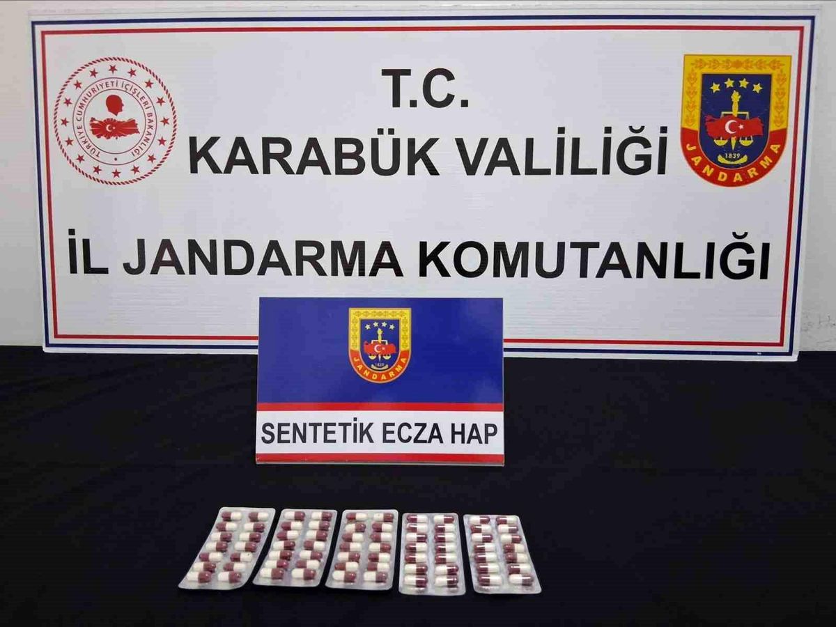 Karabük ve Safranbolu'da jandarma tarafından düzenlenen uyuşturucu operasyonunda gözaltına alınan şüpheliler
