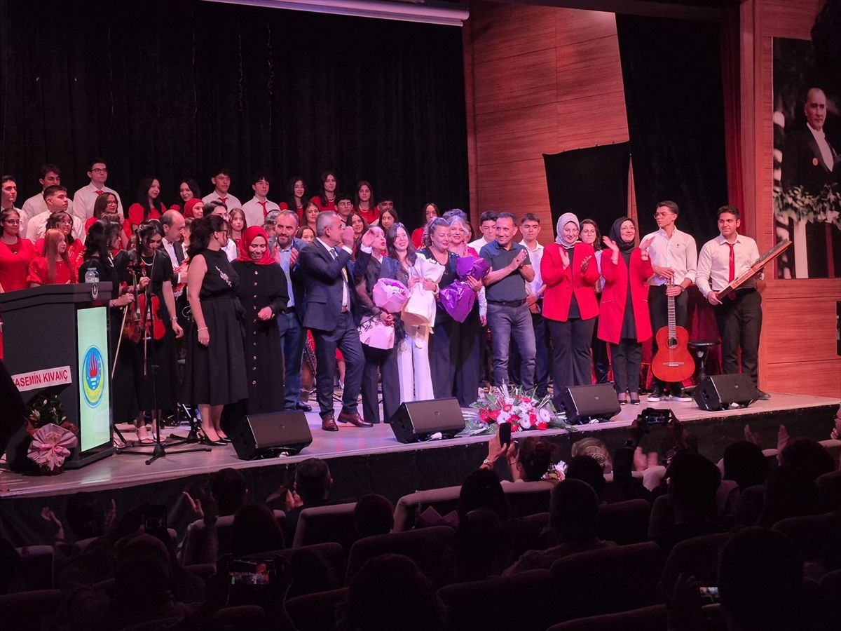 Kayseri'de lise öğrencileri velileriyle aynı sahneyi paylaştı