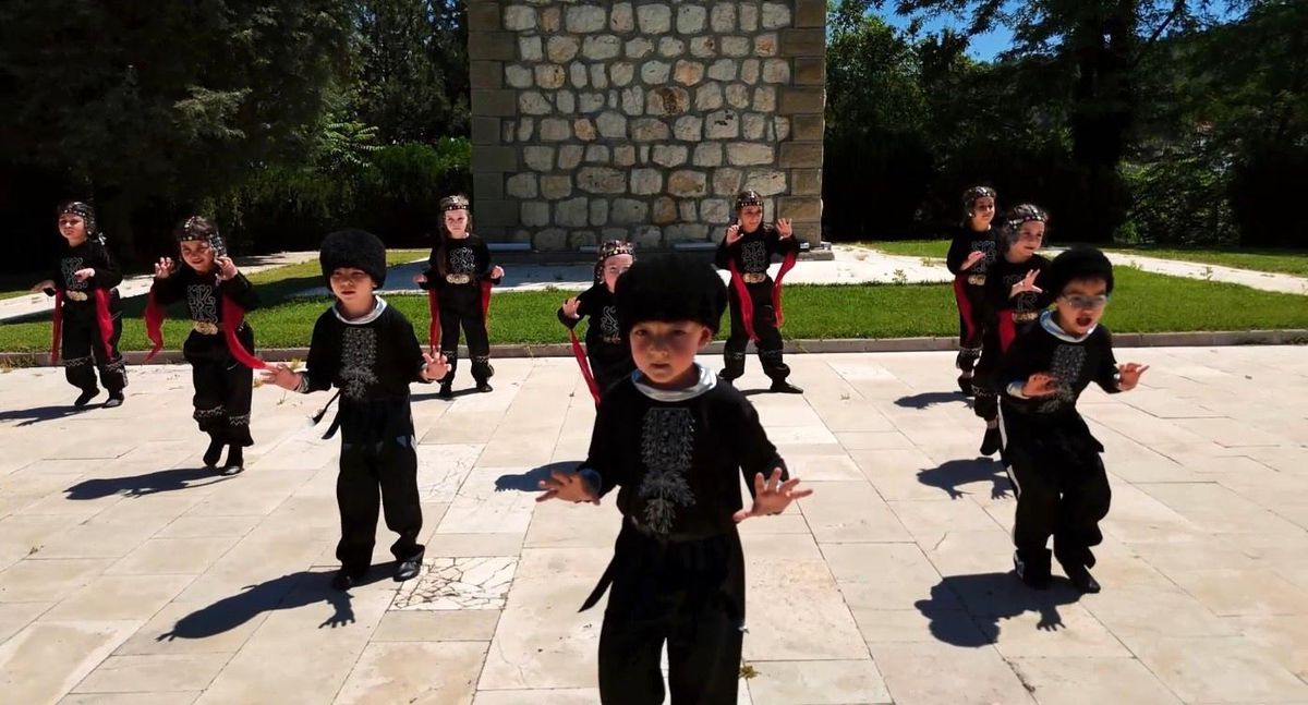 Kazak Türklerinin geleneksel yöresel kıyafetleri ile ünlü 'Kartal Dansı'nı sahnelediler