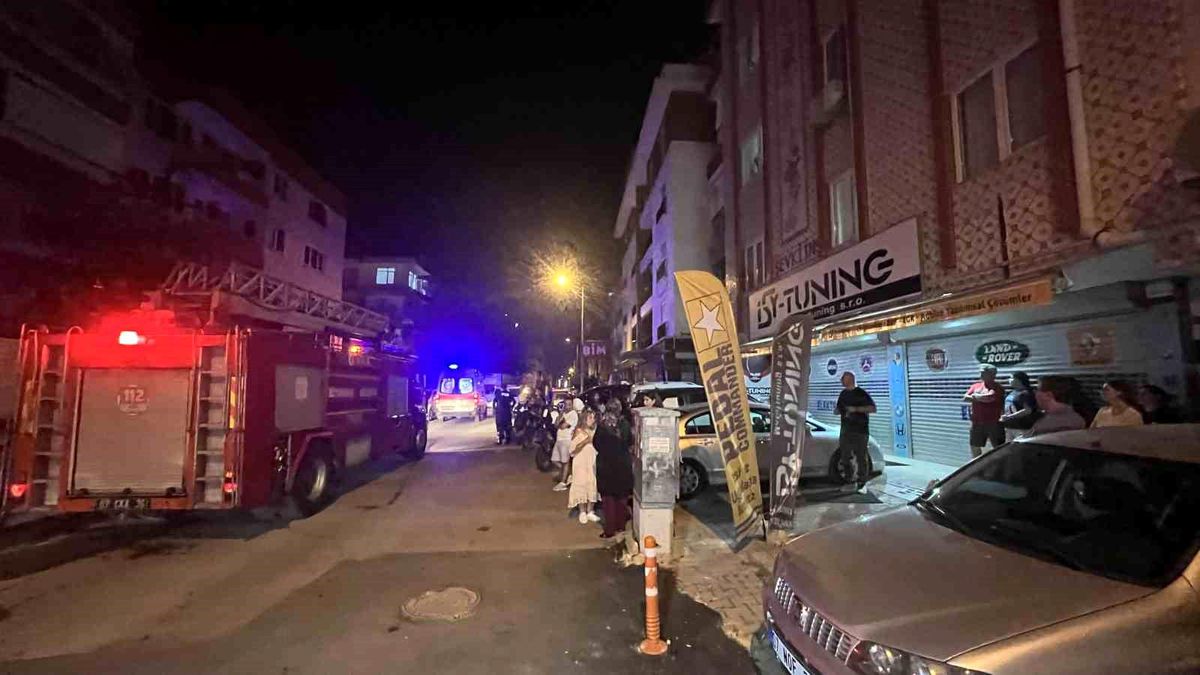 Antalya'da kentsel dönüşüm projesi kapsamındaki bir apartmanın birinci katında çıkan yangına müdahale eden itfaiye ekipleri.